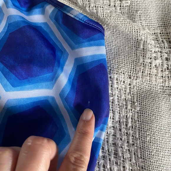 BNWT Kortni Jeane Blue Geo Tied Up Top - Picture 3 of 4